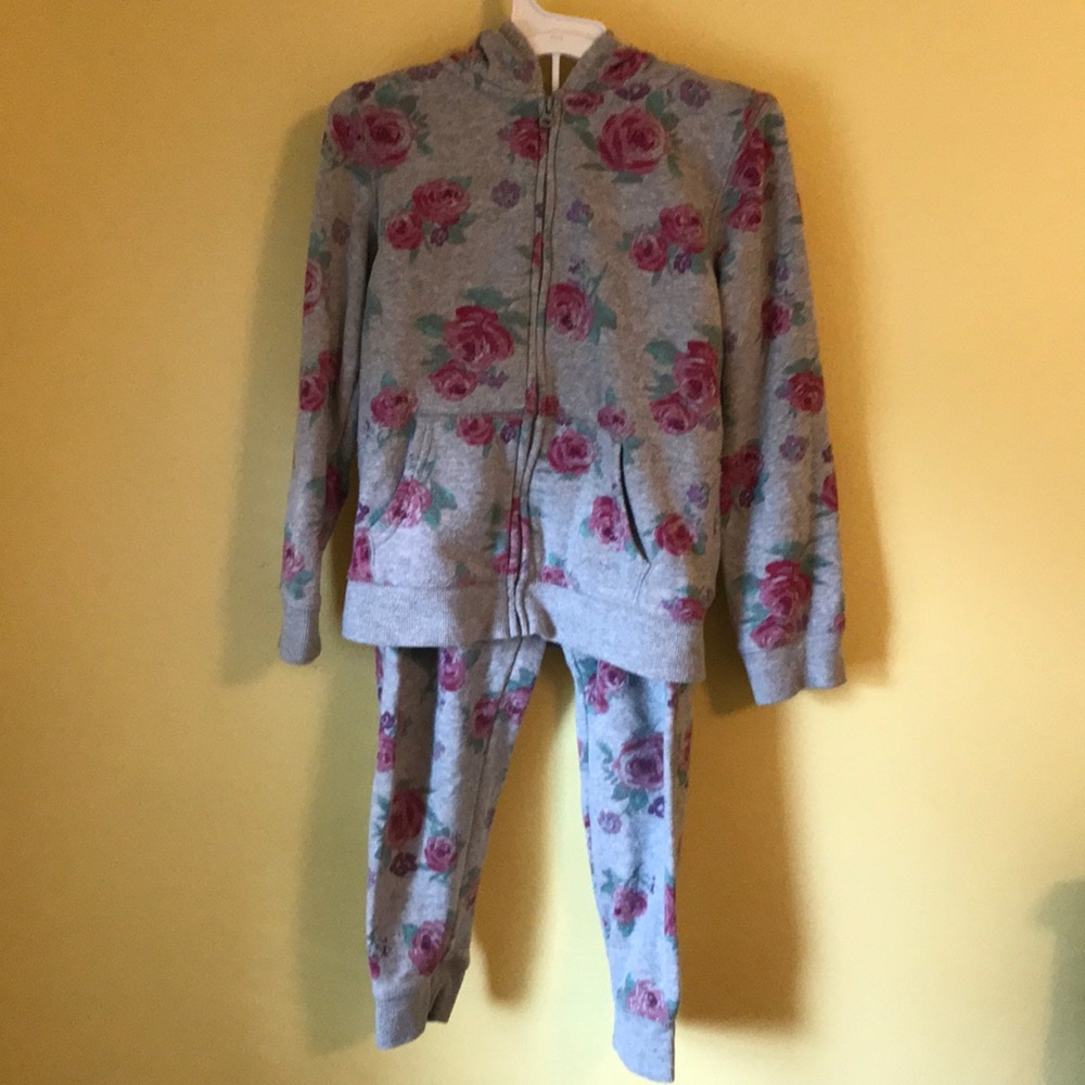 OshKosh B’gosh girls sweatsuit🌸